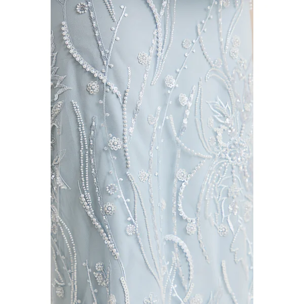 Lorna | Robe longue bleu poudré à encolure bandeau avec détail écharpe
