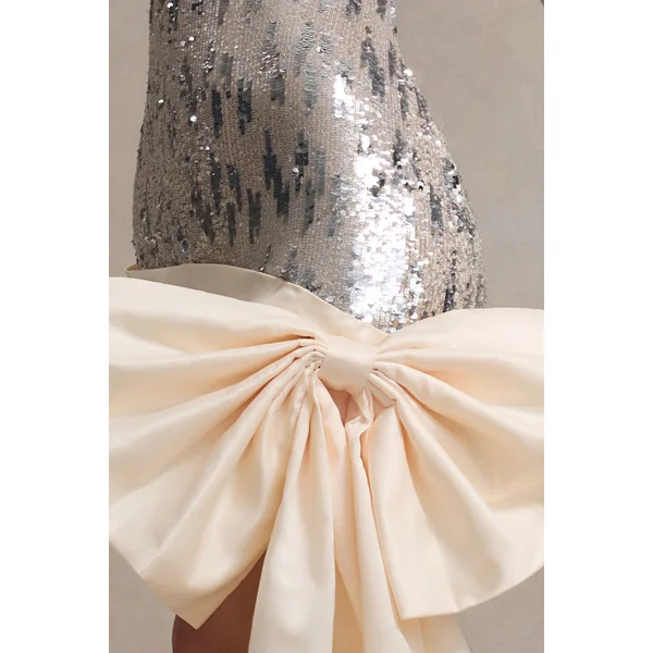 Love Galore | Mini-robe à sequins blanc cassé avec nœud en satin surdimensionné