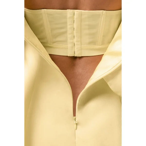 Love Me | Mini-robe patineuse citron en satin avec ceinture en chiffon
