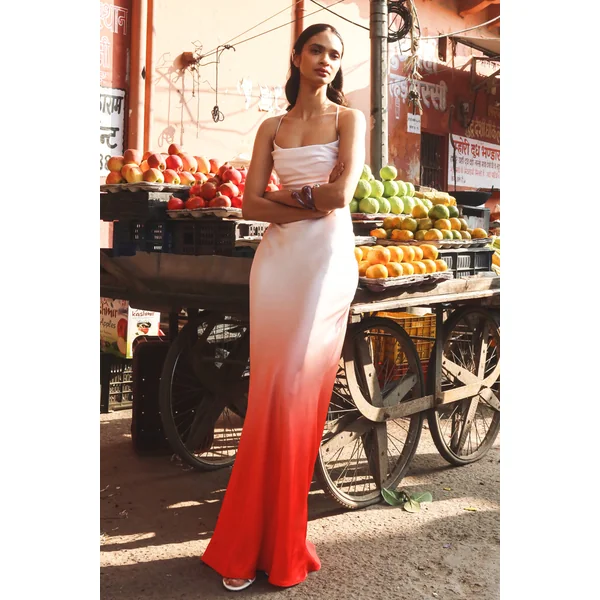 Lucie | Robe longue en satin rouge ombré à col bénitier