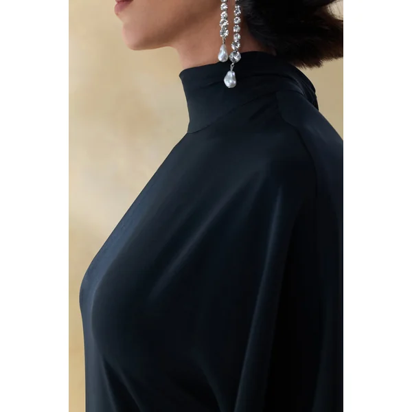 Lumisette | Robe longue noire en satin à encolure haute avec cape