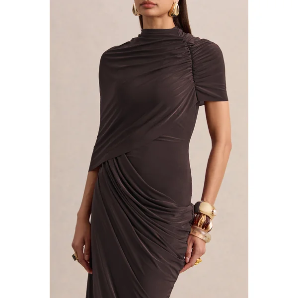 Lunaline | Robe longue marron à encolure haute avec cape asymétrique et détails drapés