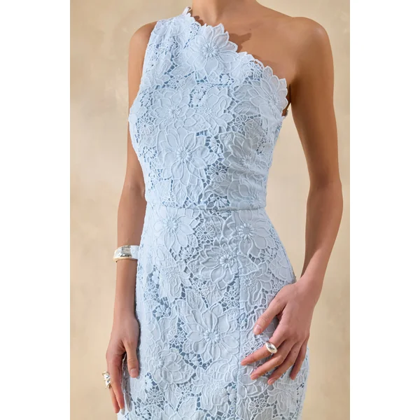 Lunia | Robe longue bleu poudré en broderie anglaise à encolure asymétrique