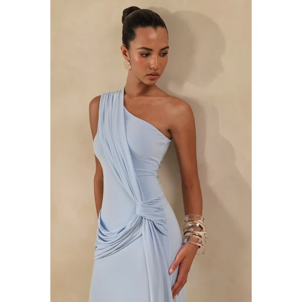 Lunoria | Robe longue bleu poudré à encolure asymétrique et détails froncés