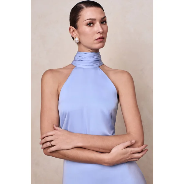 Luscious | Robe longue à col montant bleu poudré avec taille basse et détail nœud