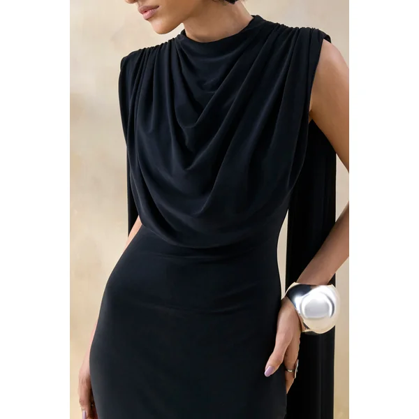 Lysandria | Robe mi-longue noire à col montant avec détails drapés