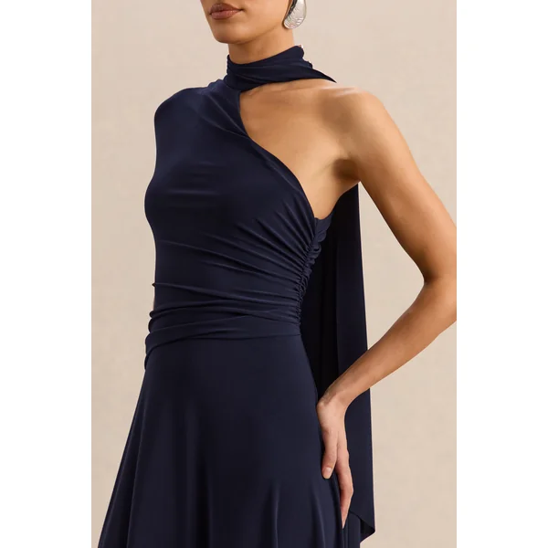 Lythara | Robe mi-longue bleu marine à encolure asymétrique avec détail d’écharpe