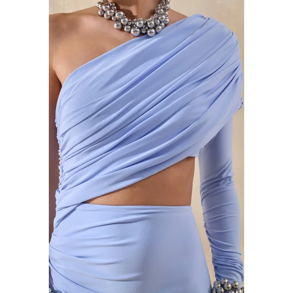 Malika | Robe longue bleu poudré à encolure asymétrique avec découpe et détails froncés