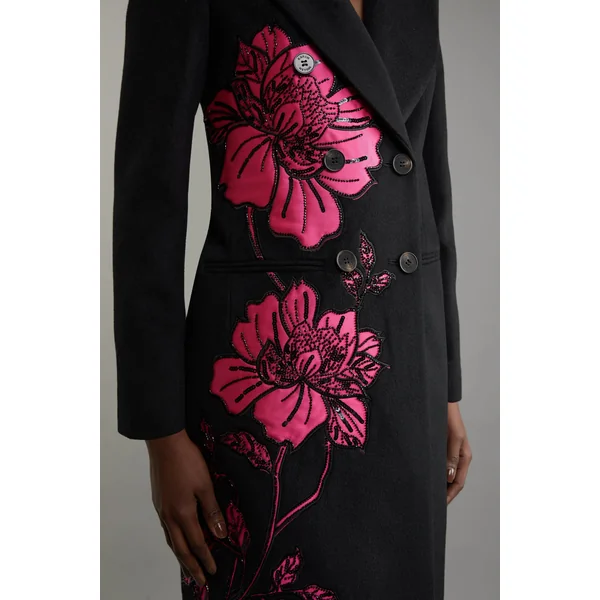 Manteau mi-long sur mesure à double boutonnage en mélange de laine avec appliques en satin embellies