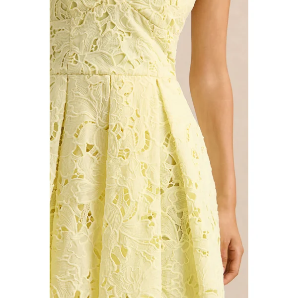 Maribel | Robe mi-longue citron en dentelle à encolure plongeante