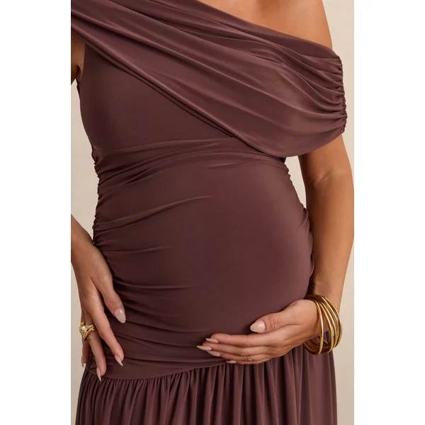 Marjorie | Robe longue de maternité marron foncé à encolure asymétrique