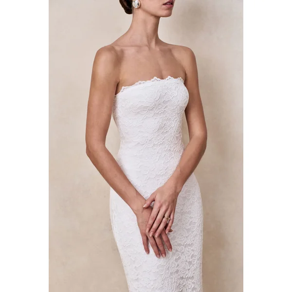 Massima | Robe longue bandeau blanche en dentelle avec détail écharpe