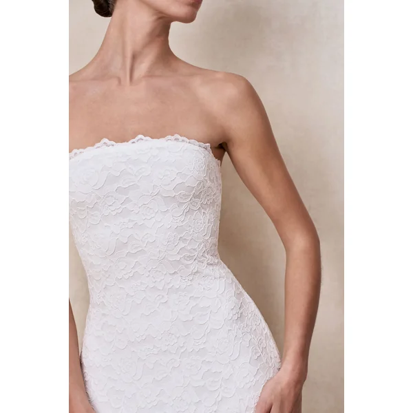 Massima | Robe longue bandeau blanche en dentelle avec détail écharpe