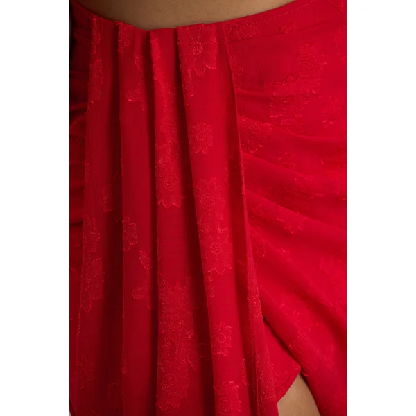 Melania | Mini-jupe portefeuille en satin rouge avec détail drapé