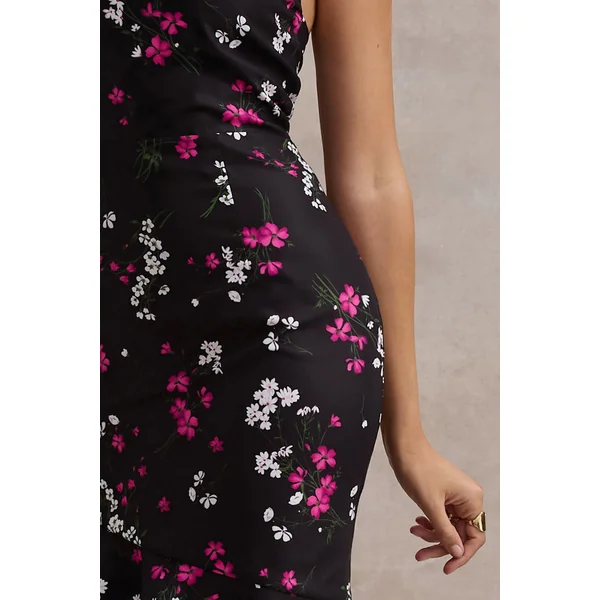 Melodia | Robe longue en satin noir à imprimé fleuri col licou et ourlet à volants