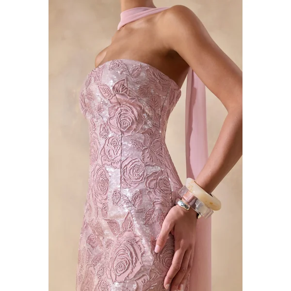 Meraly | Robe longue bandeau rose en sequins avec détail foulard