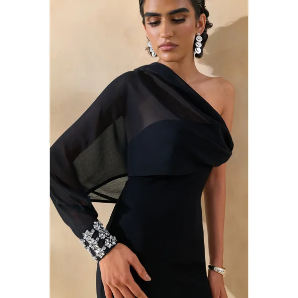 Milania | Robe longue noire à encolure asymétrique avec manche torsadée