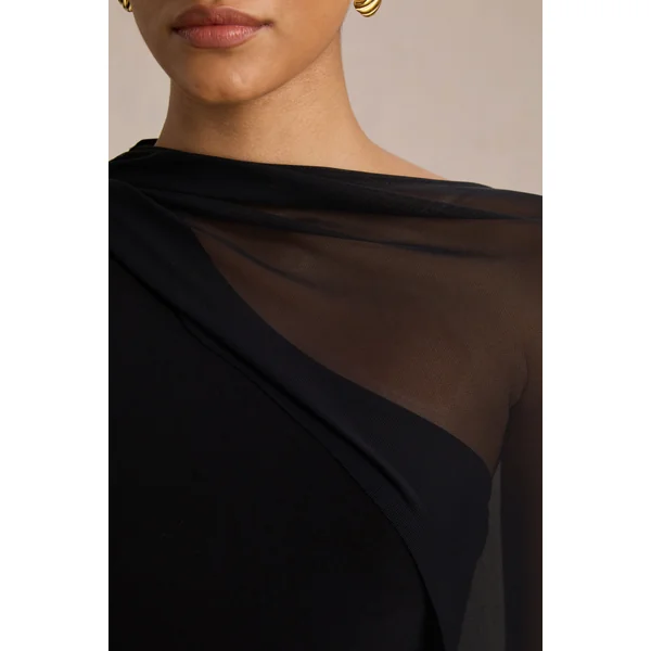 Mirelle | Robe longue noire à encolure asymétrique avec manche-cape transparente