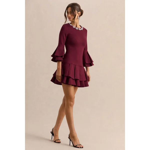 Mirna | Mini-robe bordeaux à encolure ras-du-cou avec manches évasées et détails volantés
