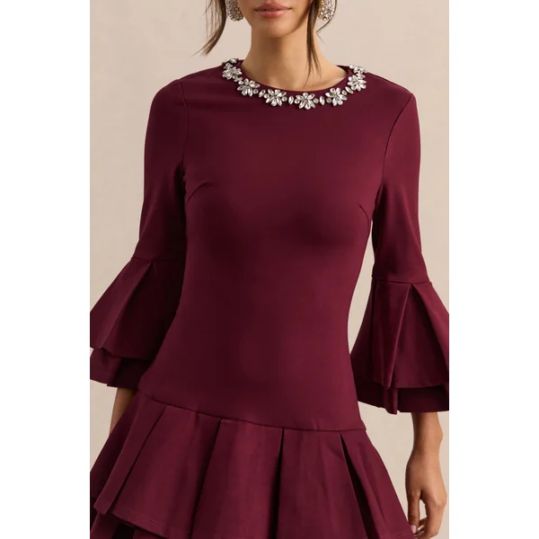 Mirna | Mini-robe bordeaux à encolure ras-du-cou avec manches évasées et détails volantés