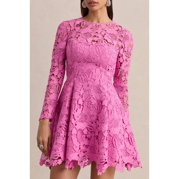 Morina | Mini-robe rose en dentelle avec encolure ronde