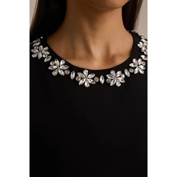Nalani | Mini-robe noire et blanche à col rond ornée et ourlet volanté