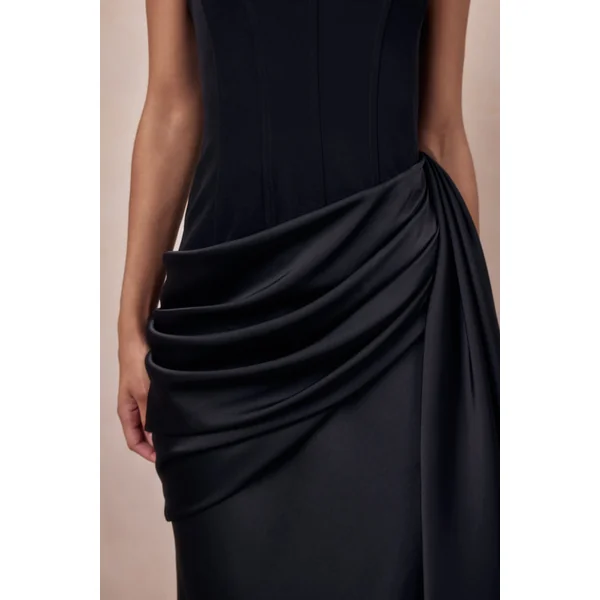 Nalira | Robe longue bandeau en satin noir avec jupe drapée