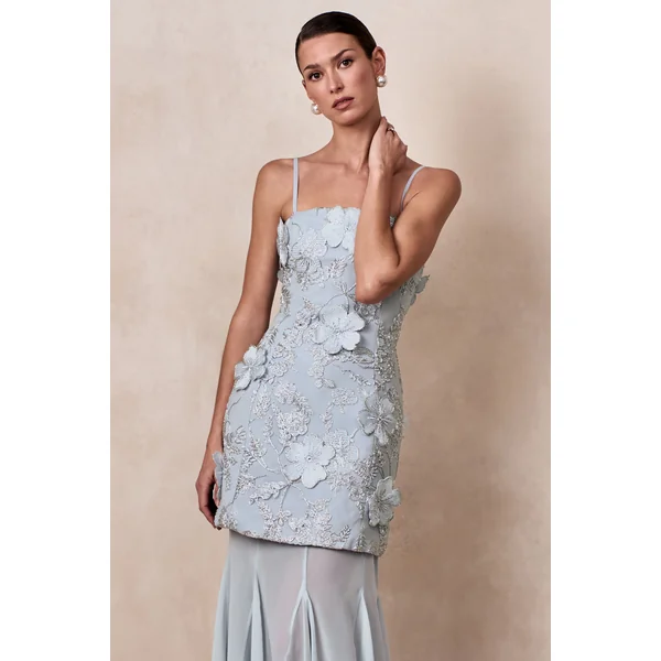 Nessa | Robe longue bleu clair à encolure carrée avec fleurs 3D et jupe transparente