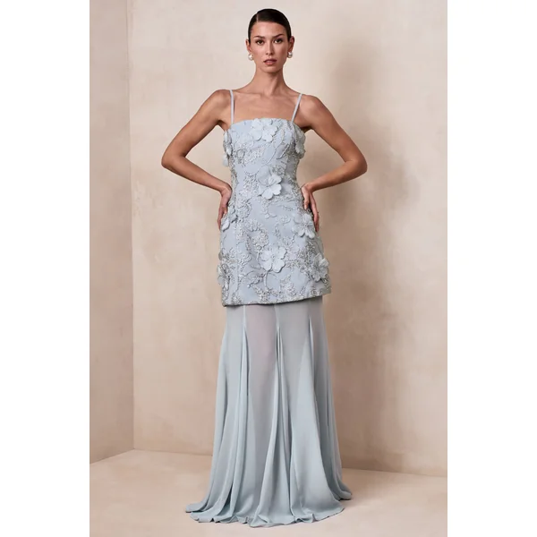 Nessa | Robe longue bleu clair à encolure carrée avec fleurs 3D et jupe transparente