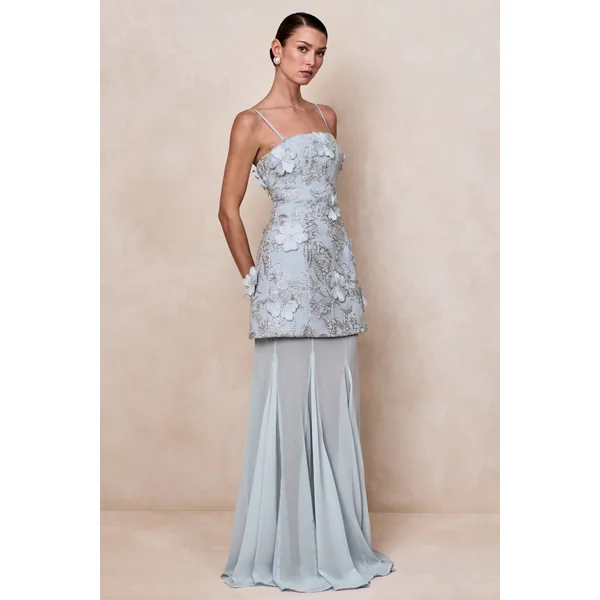 Nessa | Robe longue bleu clair à encolure carrée avec fleurs 3D et jupe transparente