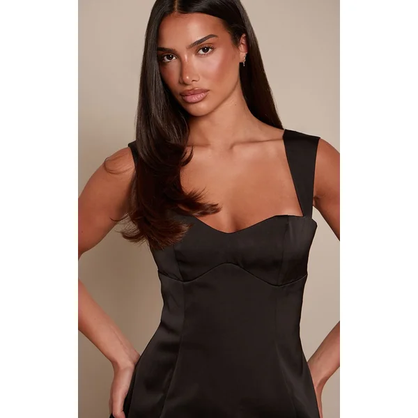 Noir Robe Droite Structurée En Satin À Décolleté Cœur