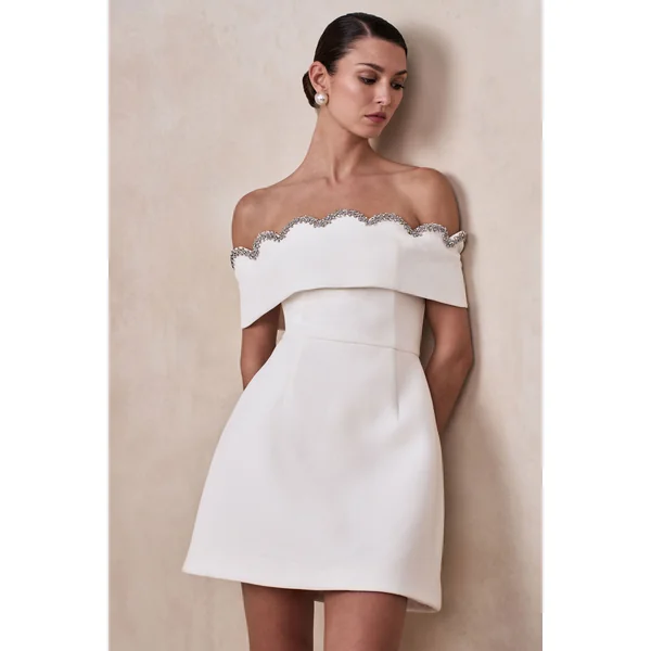 Norella | Mini-robe blanche à encolure Bardot festonnée