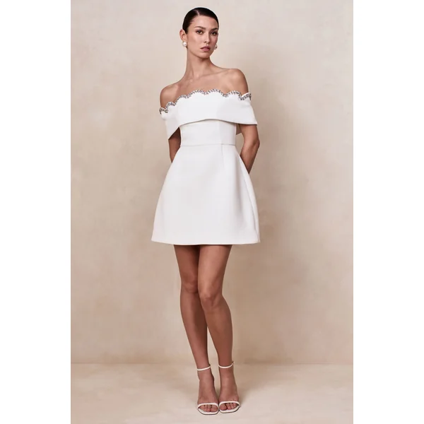 Norella | Mini-robe blanche à encolure Bardot festonnée
