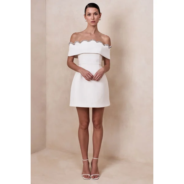 Norella | Mini-robe blanche à encolure Bardot festonnée