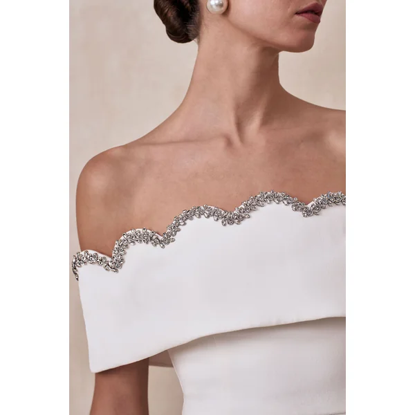 Norella | Mini-robe blanche à encolure Bardot festonnée