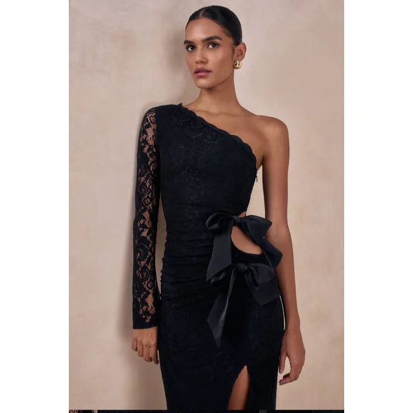 Norna | Robe longue en dentelle noire à encolure asymétrique avec détail ajouré et détails nœud