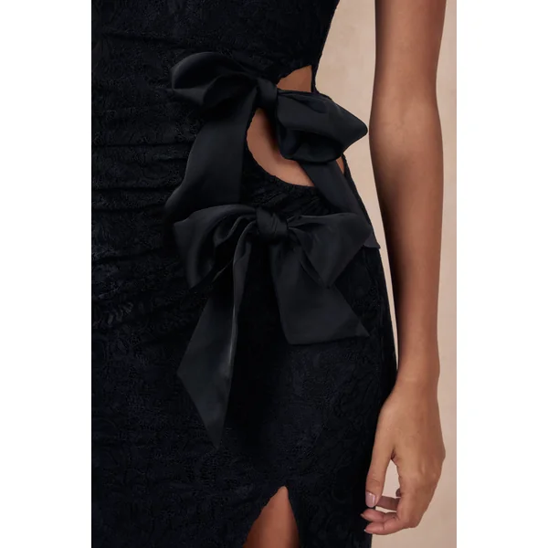 Norna | Robe longue en dentelle noire à encolure asymétrique avec détail ajouré et détails nœud