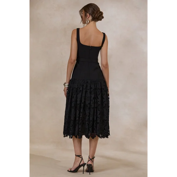 Norrie | Robe mi-longue noire à décolleté carré et jupe volumineuse en dentelle
