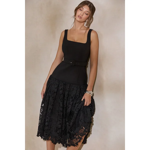 Norrie | Robe mi-longue noire à décolleté carré et jupe volumineuse en dentelle