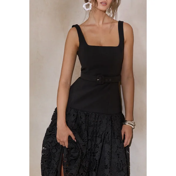 Norrie | Robe mi-longue noire à décolleté carré et jupe volumineuse en dentelle