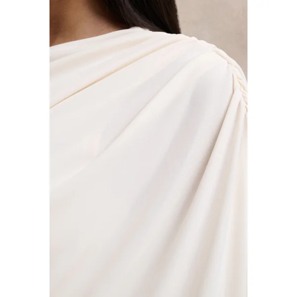 Olivia | Robe longue crème à encolure asymétrique avec détails froncés et fente haute devant