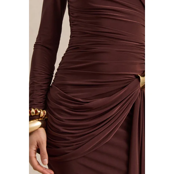 Orintha | Robe longue marron à encolure haute avec cape et détail doré
