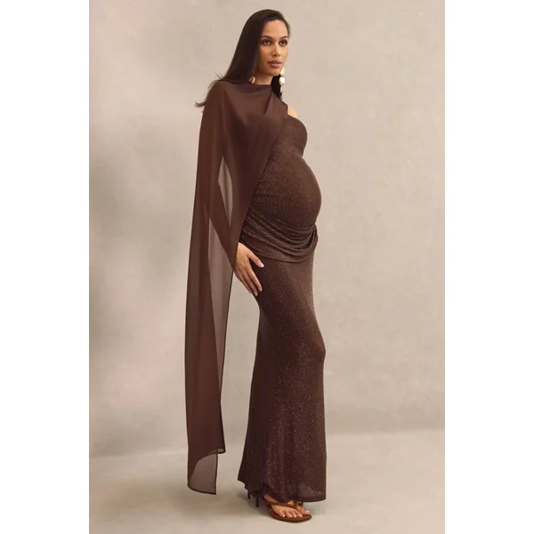 Ottoline | Robe longue de maternité en strass marron foncé à décolleté asymétrique avec manche cape transparente