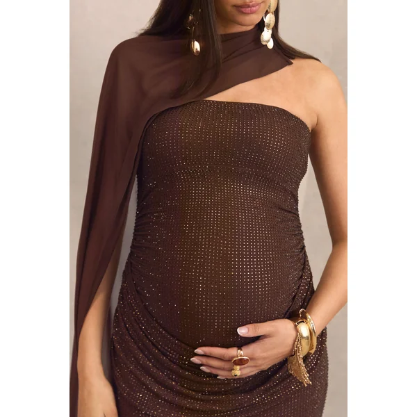 Ottoline | Robe longue de maternité en strass marron foncé à décolleté asymétrique avec manche cape transparente