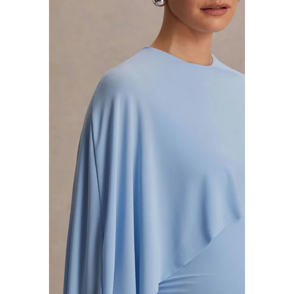 Padma | Robe longue de maternité bleu poudré drapée avec manches cape