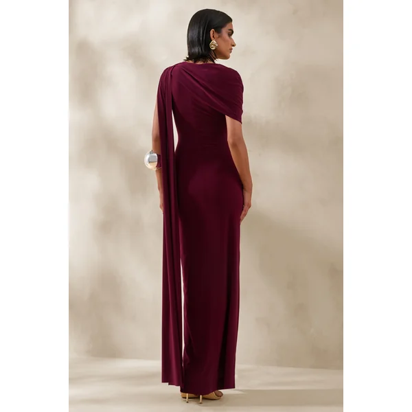 Palomara | Robe longue bordeaux à encolure ronde avec ceinture fluide et fente haute à l’avant