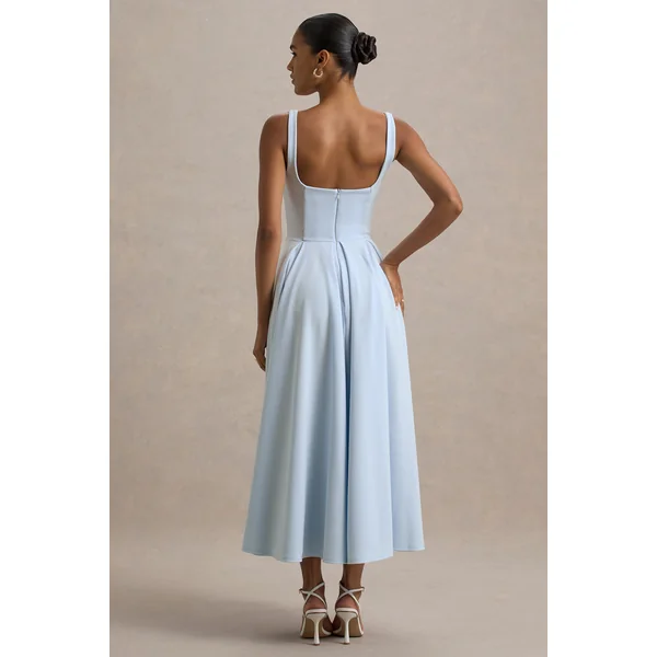 Parina | Robe mi-longue bleu poudré à bretelles et ourlet volumineux