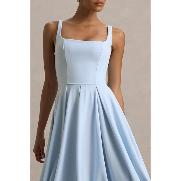 Parina | Robe mi-longue bleu poudré à bretelles et ourlet volumineux