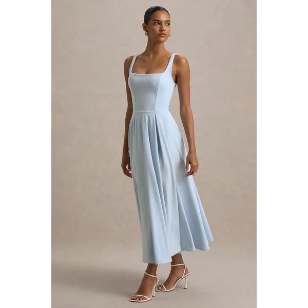 Parina | Robe mi-longue bleu poudré à bretelles et ourlet volumineux