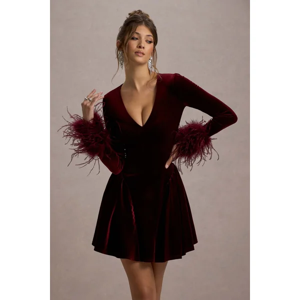 Pasilla | Mini-Robe en Velours Bordeaux avec Décolleté Plongeant et Finitions en Plumes